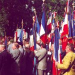 Rassemblement des drapeaux près de l'endroit ou le pilote est mort