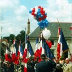 Le général américain salue les drapeaux